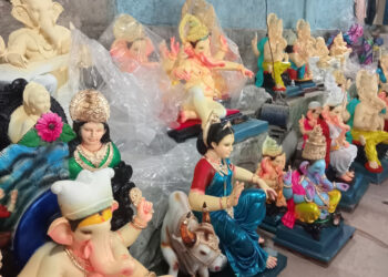 चिरनेरच्या कलानगरात बघावे तिकडे बाप्पाच बाप्पा