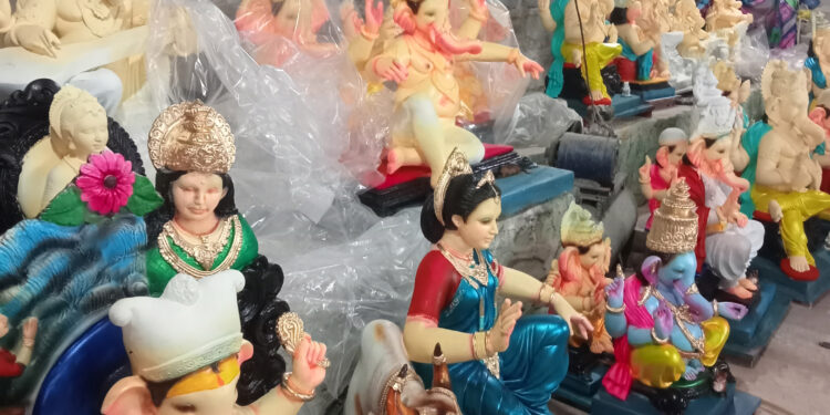 चिरनेरच्या कलानगरात बघावे तिकडे बाप्पाच बाप्पा