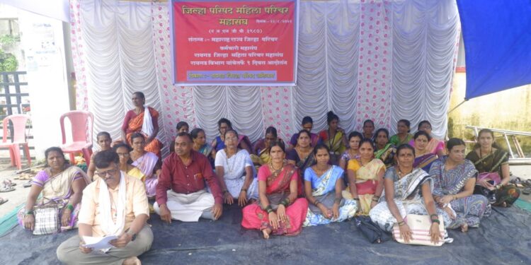 प्रलंबित मागण्यांसाठी महिला परिचारिकांचे जिल्हा परिषदेसमोर धरणे