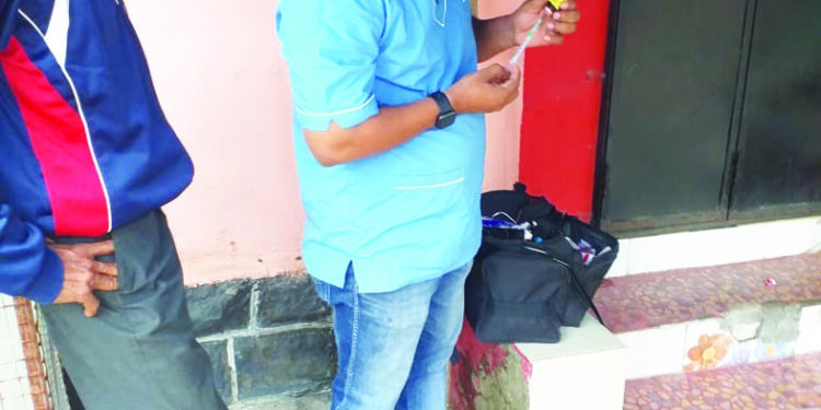 माथेरानमध्ये माकडाला जीवदान