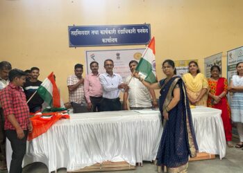 पनवेल तहसीलमध्ये ध्वज विक्री केंद्र