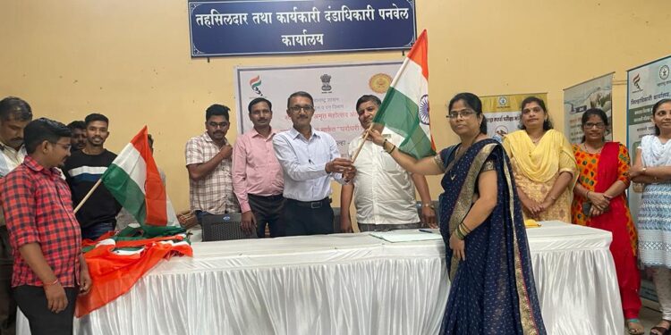 पनवेल तहसीलमध्ये ध्वज विक्री केंद्र
