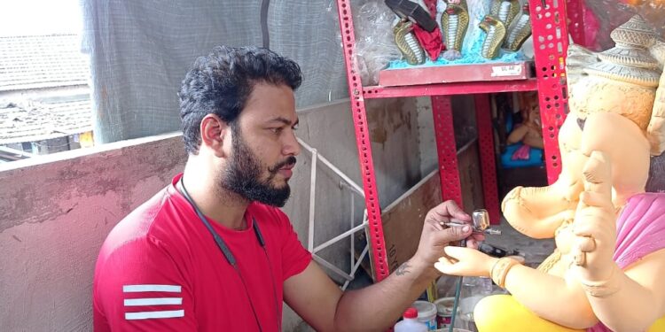 मूर्तींवर अखेरचा हात फिरविण्याची घाई