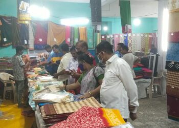 हातमाग कापड प्रदर्शनाला उत्स्फूर्त प्रतिसाद