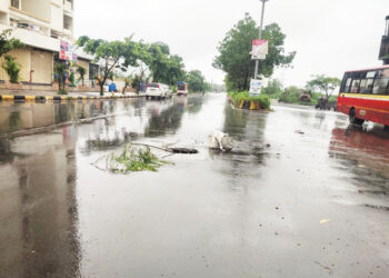 मुख्य रस्त्यावर मॅनहोल