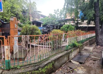 कृषीवलच्या दणक्यानंतर प्रशासनाला जाग; हुतात्मा स्मारकाने घेतला मोकळा श्‍वास