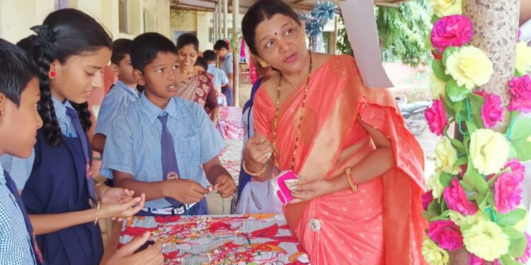 कडाव शिशुमंदिर शाळेच्या विद्यार्थ्यांकडून 400 राख्यांची निर्मिती
