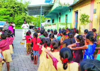 आदिवासी विद्यार्थ्यांना मोफत कराटे प्रशिक्षण