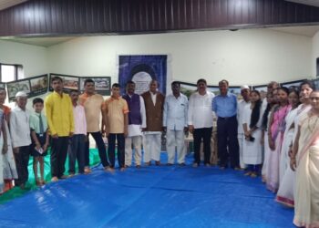 खांब येथे गडदुर्ग चित्रांचे प्रदर्शन