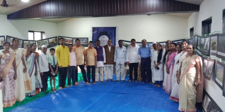 खांब येथे गडदुर्ग चित्रांचे प्रदर्शन