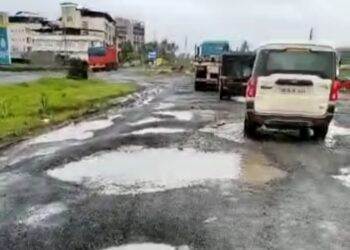 वरसगाव पेट्रोलपंपासमोर धोकादायक खड्डे