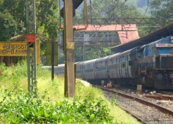 प्रवाशांसाठी सूचना! खंडाळा घाटात दरड कोसळली