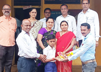 राजेंद्र खैरे यांनी घेतले विद्यार्थ्यांला दत्तक