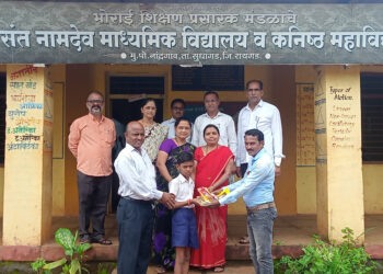 राजेंद्र खैरे यांनी घेतले विद्यार्थ्यांला दत्तक
