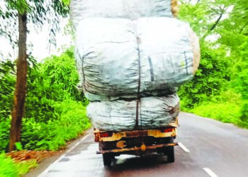 अवजड वाहतूक ठरतेय प्रवाशांसाठी धोकादायक