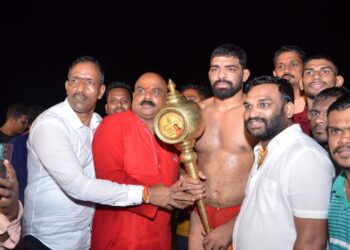 मांडव्यात कुस्तीची दंगल; माऊली जगदाडेंनी मारलं मैदान