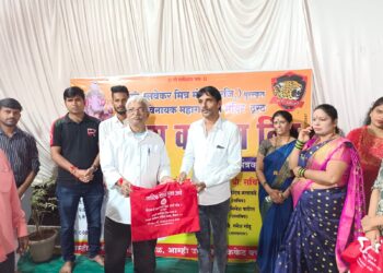 आम्ही उलवेकरच्या वतीने कापडी पिशवी वाटप