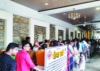 पालीत दर्शनासाठी भाविकाच्या रांगा