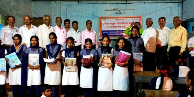 पितृछत्र हरपलेल्या 1200 विद्यार्थ्यांना आधार, सुधागड तालुका रहिवासी सेवा संघाचा स्तुत्य उपक्रम