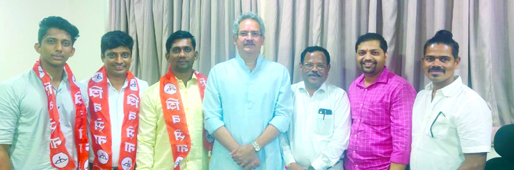 पळस्पेतील कार्यकर्ते शिवसेनेत