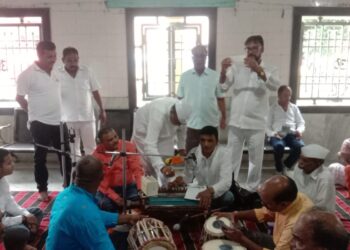 भजनीमंडळींना हार्मोनियमची भेट