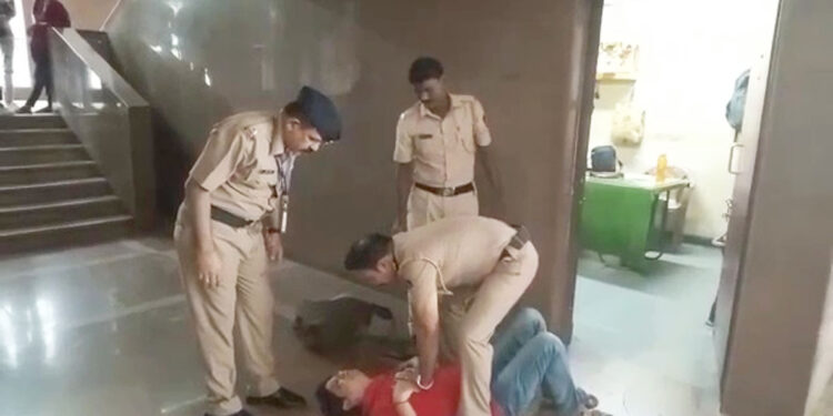 पनवेल रेल्वे पोलिसांनी प्रवाशांचा वाचविला जीव