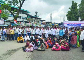 रस्त्यांच्या कामासाठी सर्वपक्षीय रास्तारोको