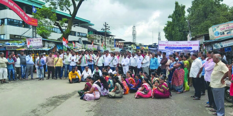 रस्त्यांच्या कामासाठी सर्वपक्षीय रास्तारोको