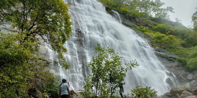 पर्यटकांनी फुलला सवतकडा