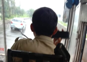 एसटी चालकाचा स्टंट! मोबाईलवर बोलत घाटरस्त्यावर केली ड्रायव्हिंग