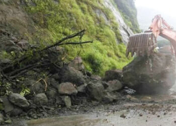 सुकेळी खिंडीतील महामार्गावर दगड