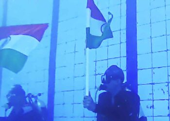 उरणमध्ये चक्क पाण्याखाली ध्वजवंदन