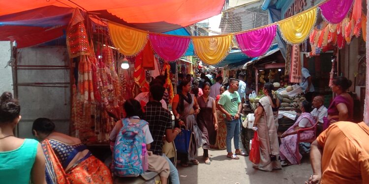 उरण बाजारपेठेत बाप्पाच्या खरेदीसाठी गर्दी