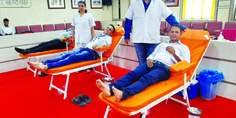 जि.प.तर्फे रक्तदान शिबिरास प्रतिसाद
