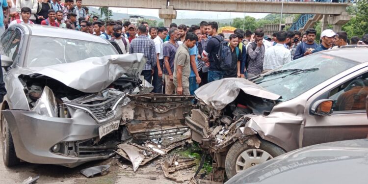 भीषण अपघात! दोन कारच्या धडकेत 2 चिमुकल्यांसह सातजण जखमी