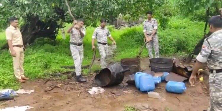 गावठी दारु धंद्यांवर धडक कारवाई