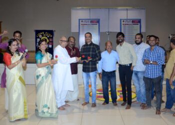 लायन्स क्लब ऑफ खोपोली तर्फे सर्प मित्रांना साप पकडण्यासाठी साधनांचे वितरण