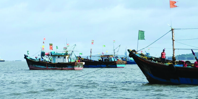 दिघीतील ४०० नौका परतीच्या मार्गावर