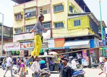 टीचभर पोटासाठी नाचतो डोंबारी; जगण्यासाठी रोजचा संघर्ष