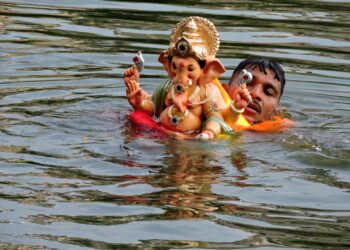 रायगडमध्ये दीड दिवसांच्या बाप्पांना भावपूर्ण  निरोप