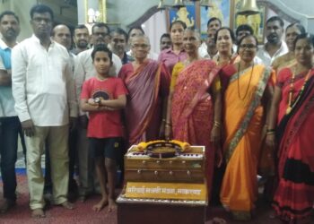 मरीआई प्रासादिक भजन मंडळास हार्मोनियम भेट