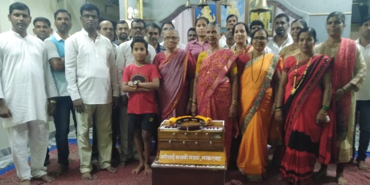 मरीआई प्रासादिक भजन मंडळास हार्मोनियम भेट