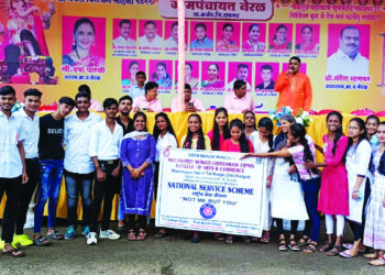 विद्यार्थ्यांकडून निर्माल्याचे संकलन