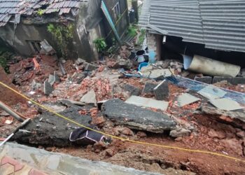 धक्कादायक! अतिवृष्टीमुळे घरांची भिंत कोसळली