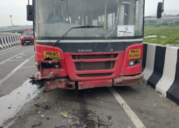 बस व वँगनर गाडीला अपघात; चालक जखमी