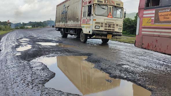 गर्भवतींचा प्रवास वेदनादायी; महामार्गाची खड्ड्यांमुळे दाणादाण