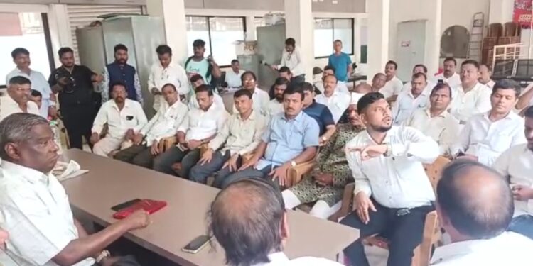 शेतकर्‍यांची आ. जयंत पाटील यांच्यासोबत बैठक