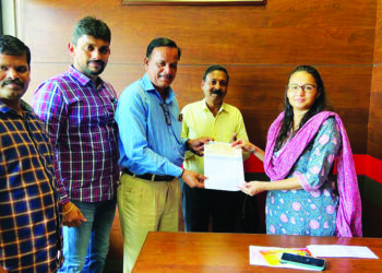 आए.ए.एस. प्रतीक जुईकर यांना शेकापकडून लाखाचा धनादेश