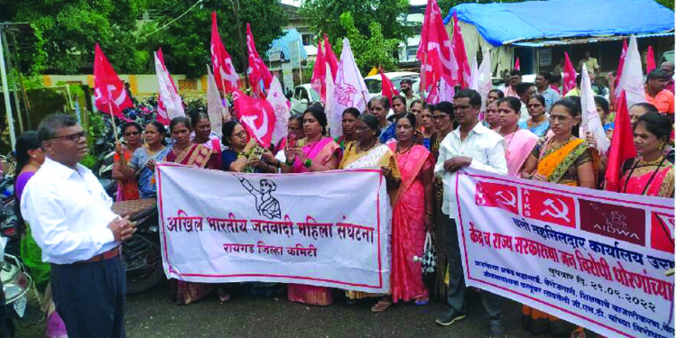 महागाई – बेरोजगारी विरोधात तहसील कार्यालयावर मोर्चा