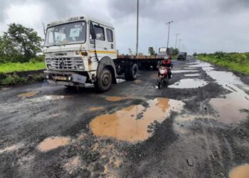 द्रोणागिरी ते पागोटे सागरी महामार्गावर खड्डेच खड्डे